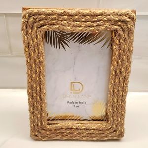 5/$20 NWT 4x6 Twill/Gold Bordered Frame
